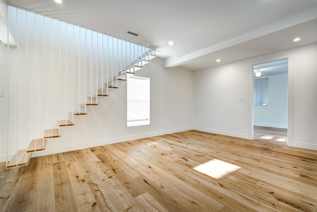 Finition d’un sous-sol avec plancher et escalier de bois franc