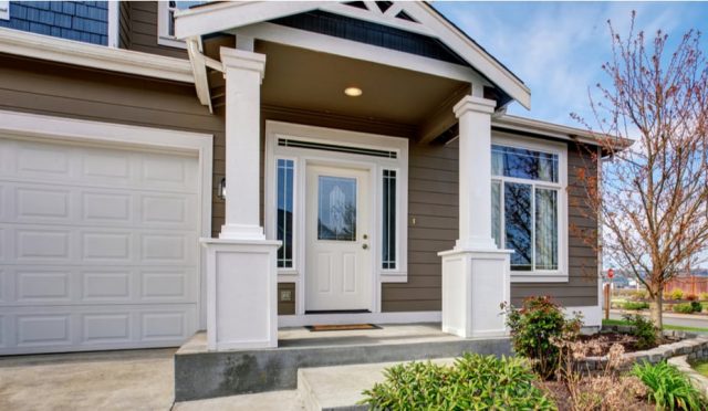 Entrée extérieure d'une maison avec porte en PVC