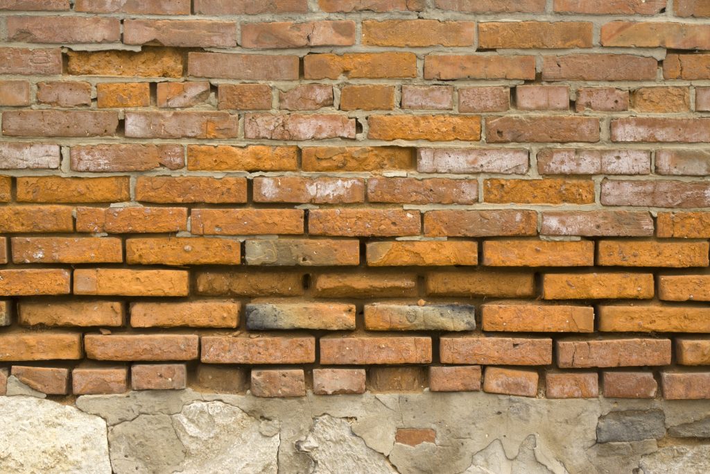 Wall of compacted bricks and deteriorated mortar