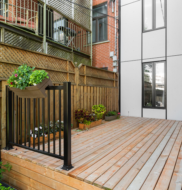 Terrasse urbaine en bois avec bacs à fleurs