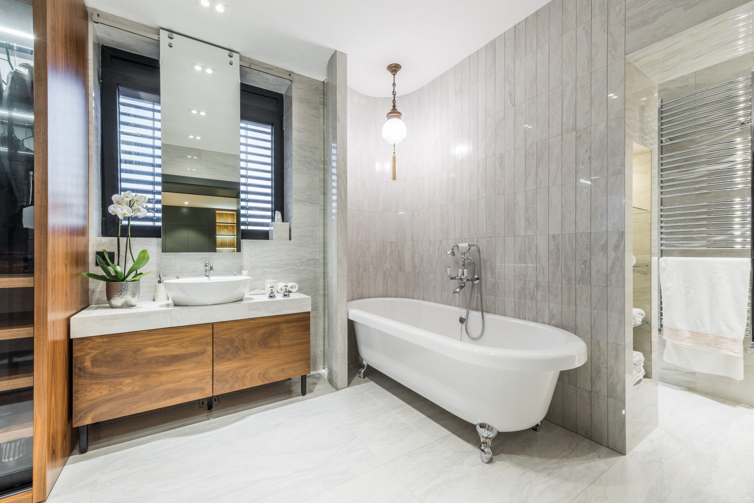 Mur spectaculaire de carrelage gris dans une salle de bain moderne