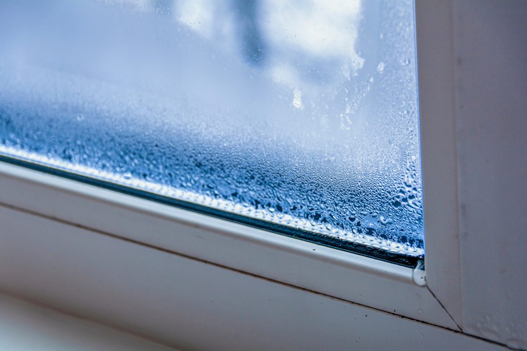 Fenêtre mal isolée avec condensation sur la vitre.