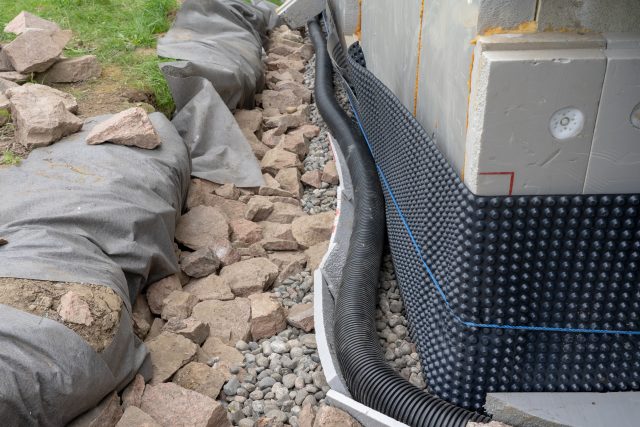 Un drain français en cours d’installation