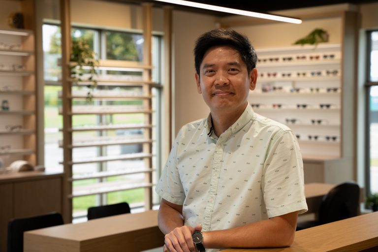 Vincent Leung-Tack est dans les nouveaux locaux de La fabrique optique à Repentigny