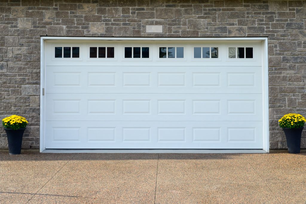 Une porte de garage double de couleur blanche 