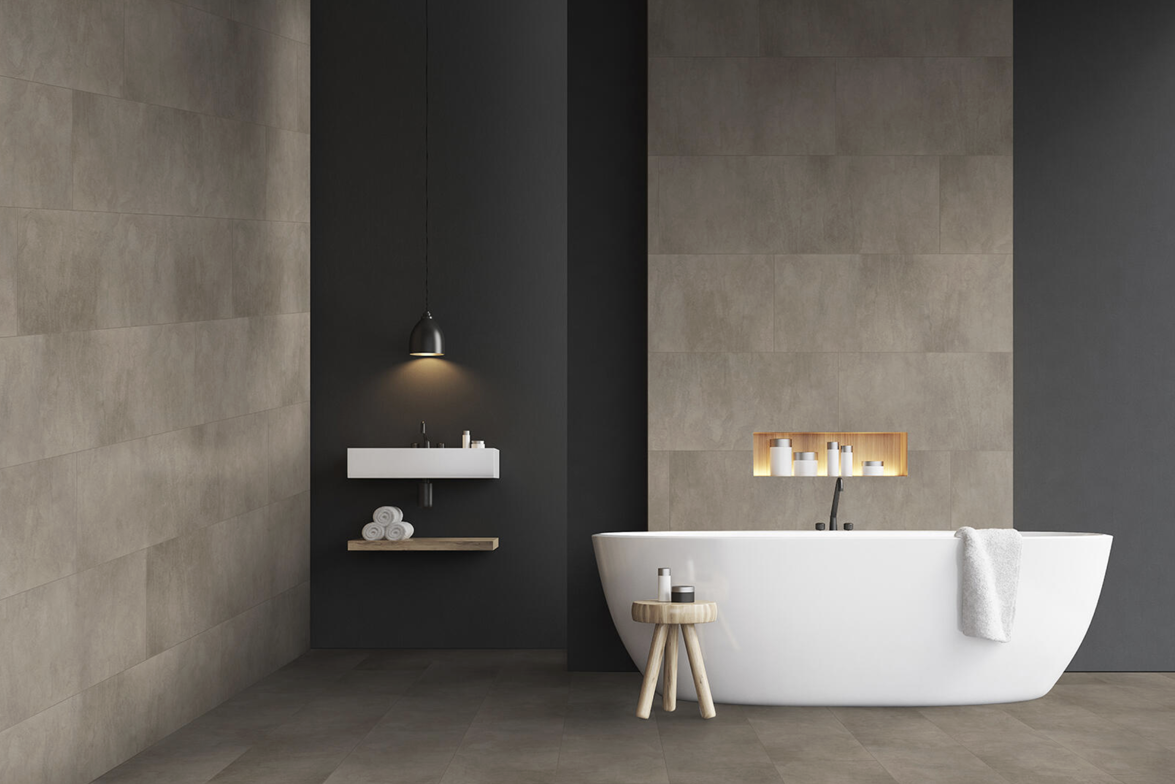 Salle de bain minimaliste, plancher et murs en carreaux de ciment couleur taupe, baignoire blanche autoportante, tabouret japonais en bois, niche rétroéclairée avec produits de soins 